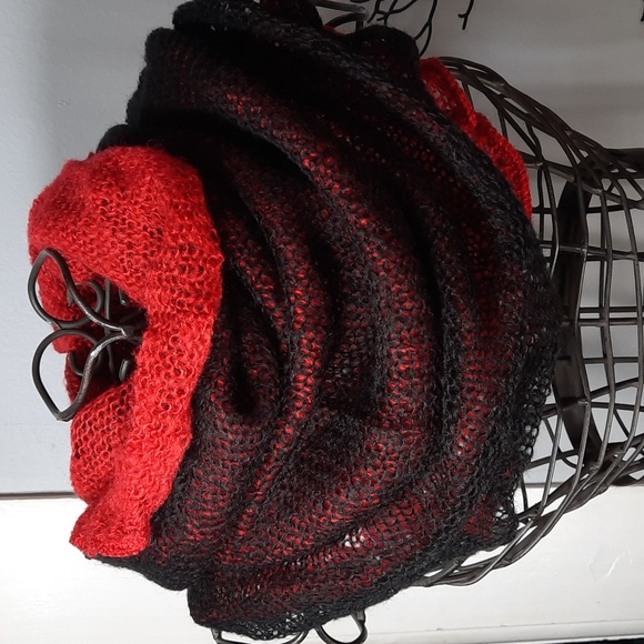 Cowl Scarf Two Tone Red Black Warm Cozy Woven Soft Acrylic Washable Beautiful - Picture 2 of 6